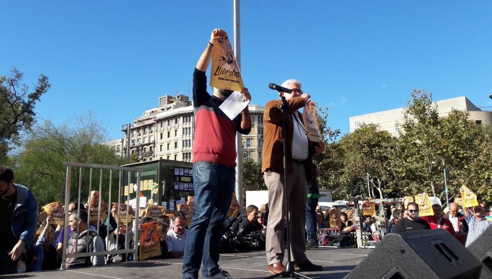 Barcelona pide "libertad presos políticos" con una pegada de carteles masiva