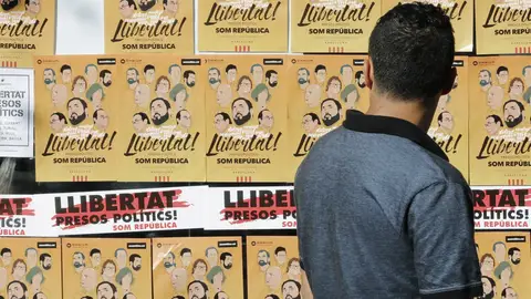 Carteles pidiendo la excarcelación de los exconsellers y los líderes de Òmnium y ANC Carteles pidiendo la excarcelación de los exconsellers y los líderes de Òmnium y ANC