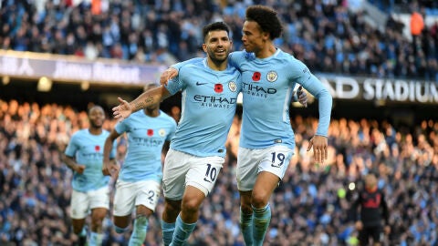 Ag&uuml;ero celebra un gol con Sane
