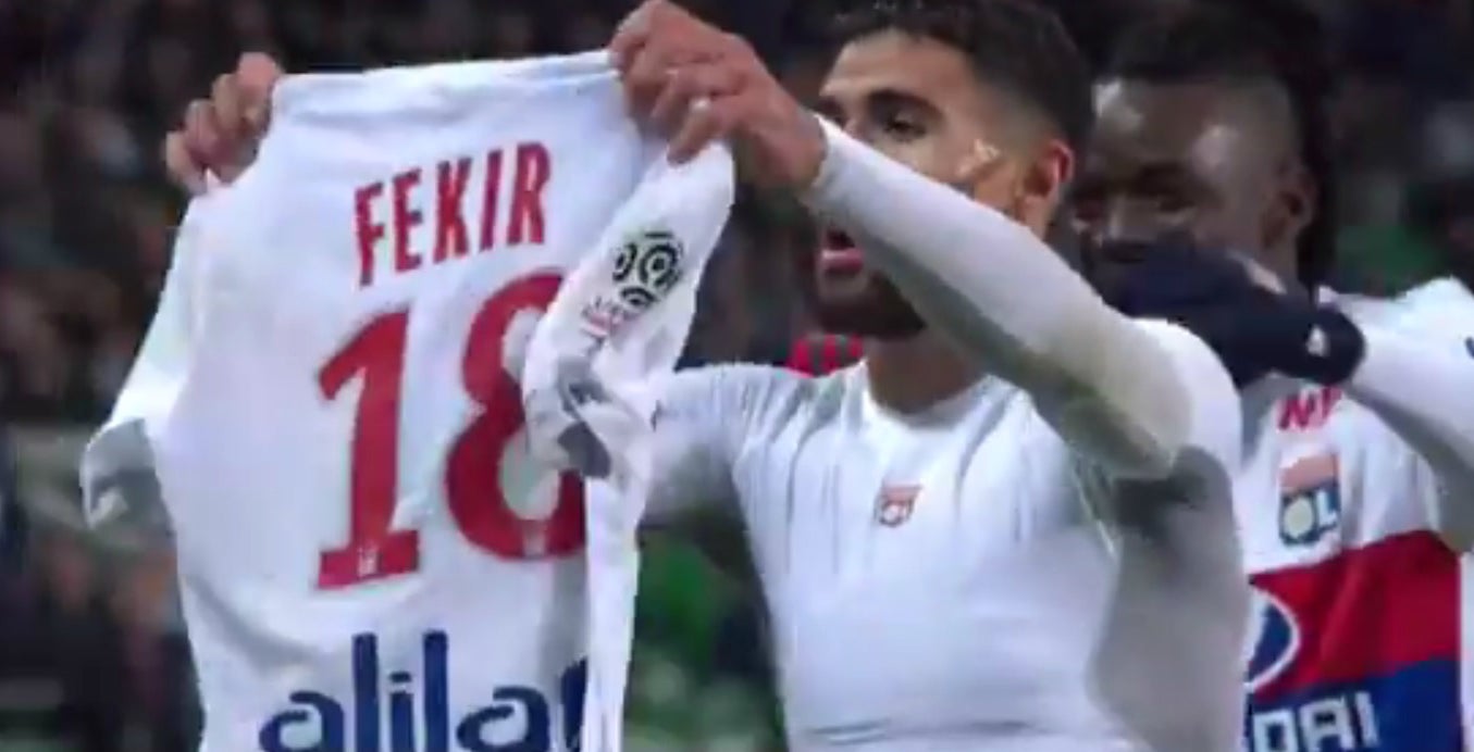 Invasión de campo en el Saint Etienne - Olympique de Lyon tras la celebración 'a lo Messi' de Fekir Invasión de campo en el Saint Etienne - Olympique de Lyon tras la celebración 'a lo Messi' de Fekir
