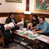Los organizadores del encuentro en una reciente reunión con el presidente de la Diputación, Javier Moliner.