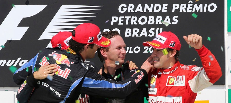 Horner, junto a Fernando Alonso en el podio del GP de Brasil Horner, junto a Fernando Alonso en el podio del GP de Brasil
