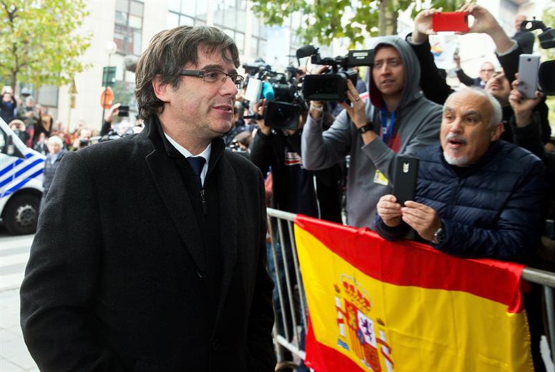 Puigdemont acusa al Gobierno de Rajoy de un "encarcelamiento masivo" de los independentistas Puigdemont acusa al Gobierno de Rajoy de un "encarcelamiento masivo" de los independentistas