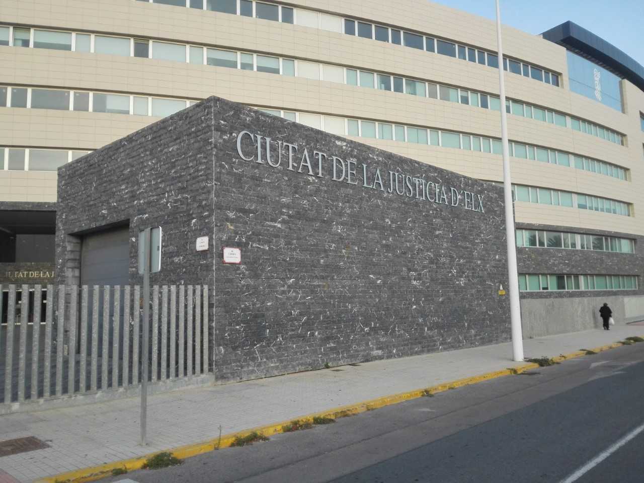 La Audiencia de Alicante absuelve a los 13 acusados por la adjudicación del Plan Zonal de Residuos de la Vega Baja La Audiencia de Alicante absuelve a los 13 acusados por la adjudicación del Plan Zonal de Residuos de la Vega Baja