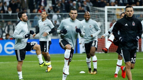Pepe calentando junto a sus compa&ntilde;eros del Besiktas