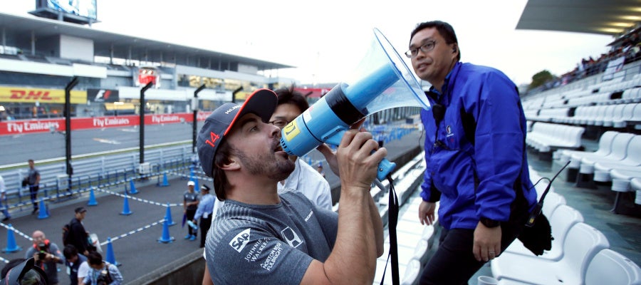 Fernando Alonso, con un megáfono en Suzuka Fernando Alonso, con un megáfono en Suzuka