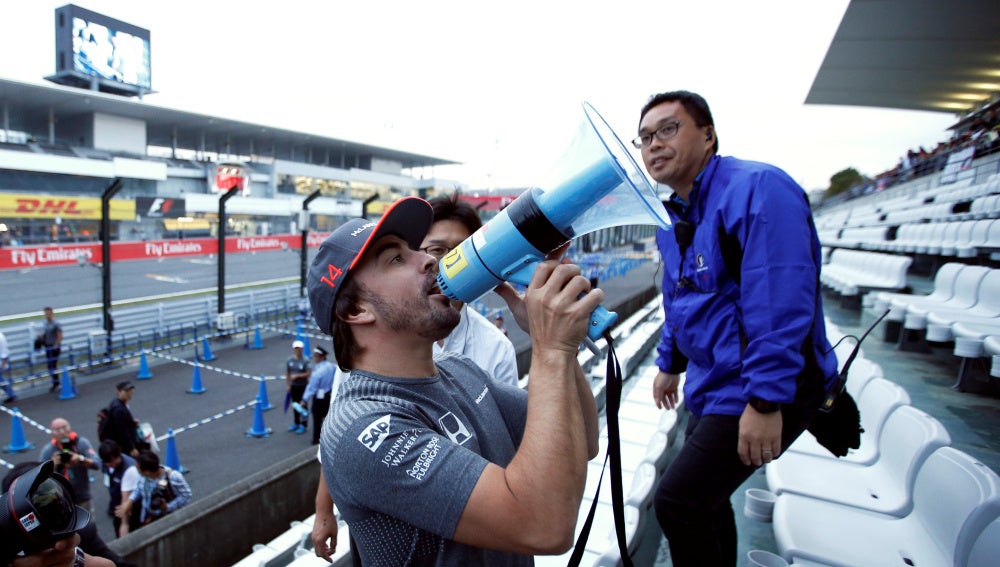 Fernando Alonso, con un megáfono en Suzuka
