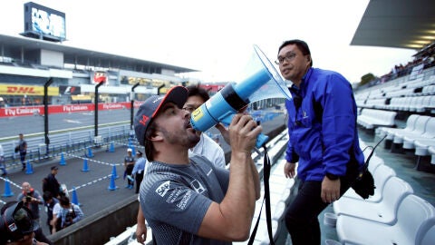Fernando Alonso, con un meg&aacute;fono en Suzuka