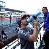Fernando Alonso, con un megáfono en Suzuka