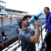 Fernando Alonso, con un megáfono en Suzuka Fernando Alonso, con un megáfono en Suzuka