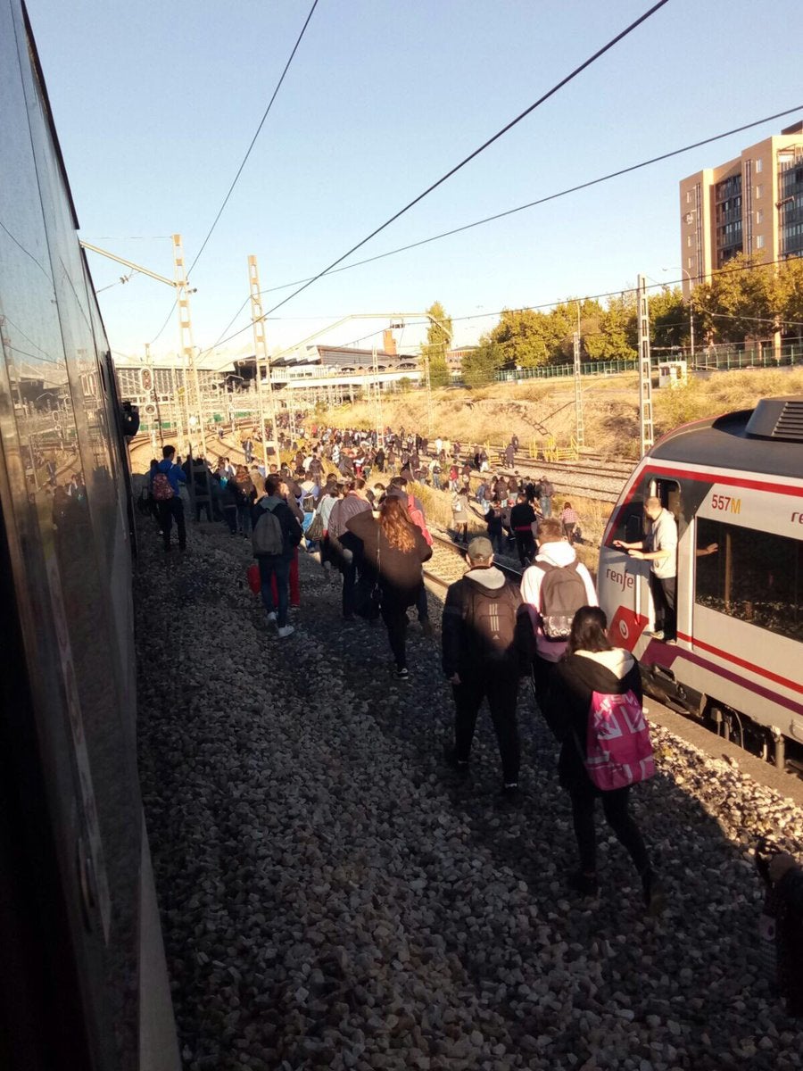 Viajeros de Cercanías se echan a las vías en Atocha tras un colapso en el servicio por varias incidencias simultáneas Viajeros de Cercanías se echan a las vías en Atocha tras un colapso en el servicio por varias incidencias simultáneas