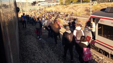 La gente sale de los vagones de Renfe por las averías