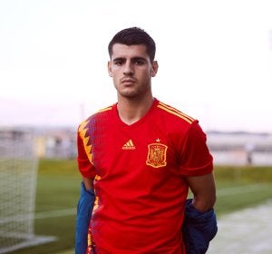 Morata posa con la nueva camiseta de España Morata posa con la nueva camiseta de España
