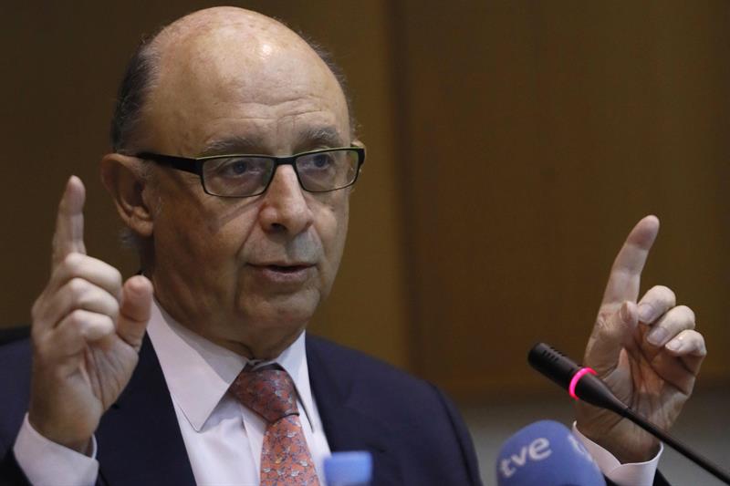 Montoro censura la salida de España de Puigdemont y dice que sus actuaciones "ponen en riesgo la recuperación" Montoro censura la salida de España de Puigdemont y dice que sus actuaciones "ponen en riesgo la recuperación"
