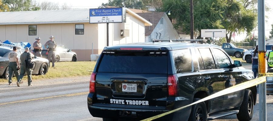 Los agentes acordonan la zona del tiroteo en una iglesia de Texas Los agentes acordonan la zona del tiroteo en una iglesia de Texas