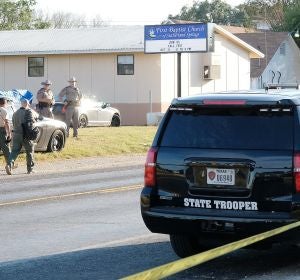 Los agentes acordonan la zona del tiroteo en una iglesia de Texas Los agentes acordonan la zona del tiroteo en una iglesia de Texas