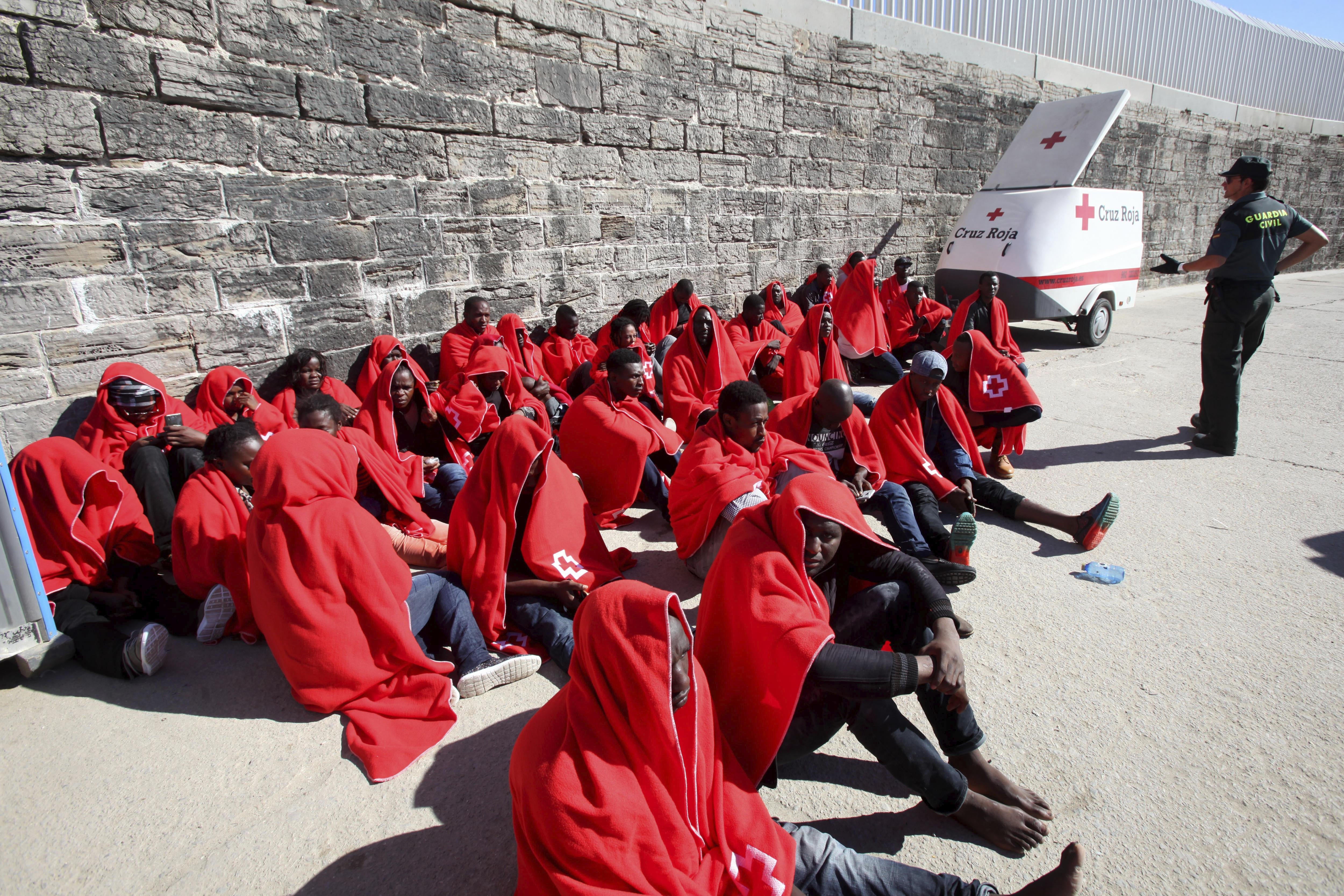Trasladan a Barbate a un centenar de inmigrantes rescatados de dos pateras Trasladan a Barbate a un centenar de inmigrantes rescatados de dos pateras