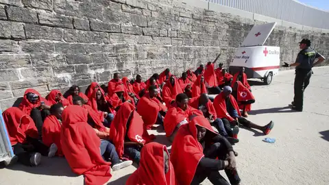 Inmigrantes de dos pateras localizadas en aguas del estrecho Inmigrantes de dos pateras localizadas en aguas del estrecho