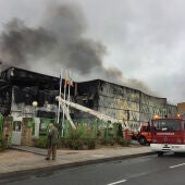 Un incendio registrado pasadas las 3 horas de la pasada madrugada destruyó por completo la nave industrial de la factoría Ornua, situada en el polígono industrial de Vicolozano en la capital abulense