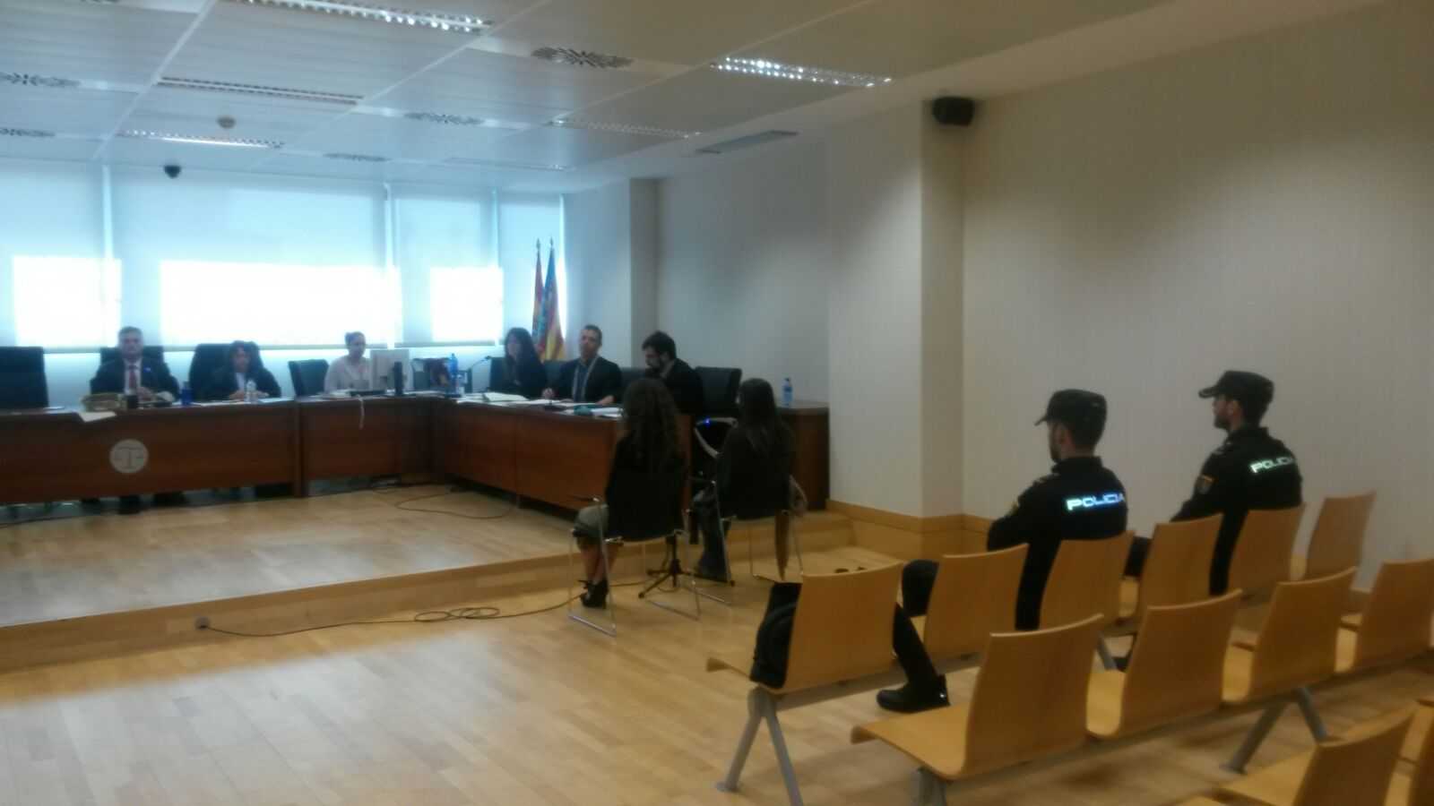 La mujer suiza acusada de asesinar a su bebé en el Hospital de Torrevieja reconoce los hechos y acepta 11 años de prisión La mujer suiza acusada de asesinar a su bebé en el Hospital de Torrevieja reconoce los hechos y acepta 11 años de prisión