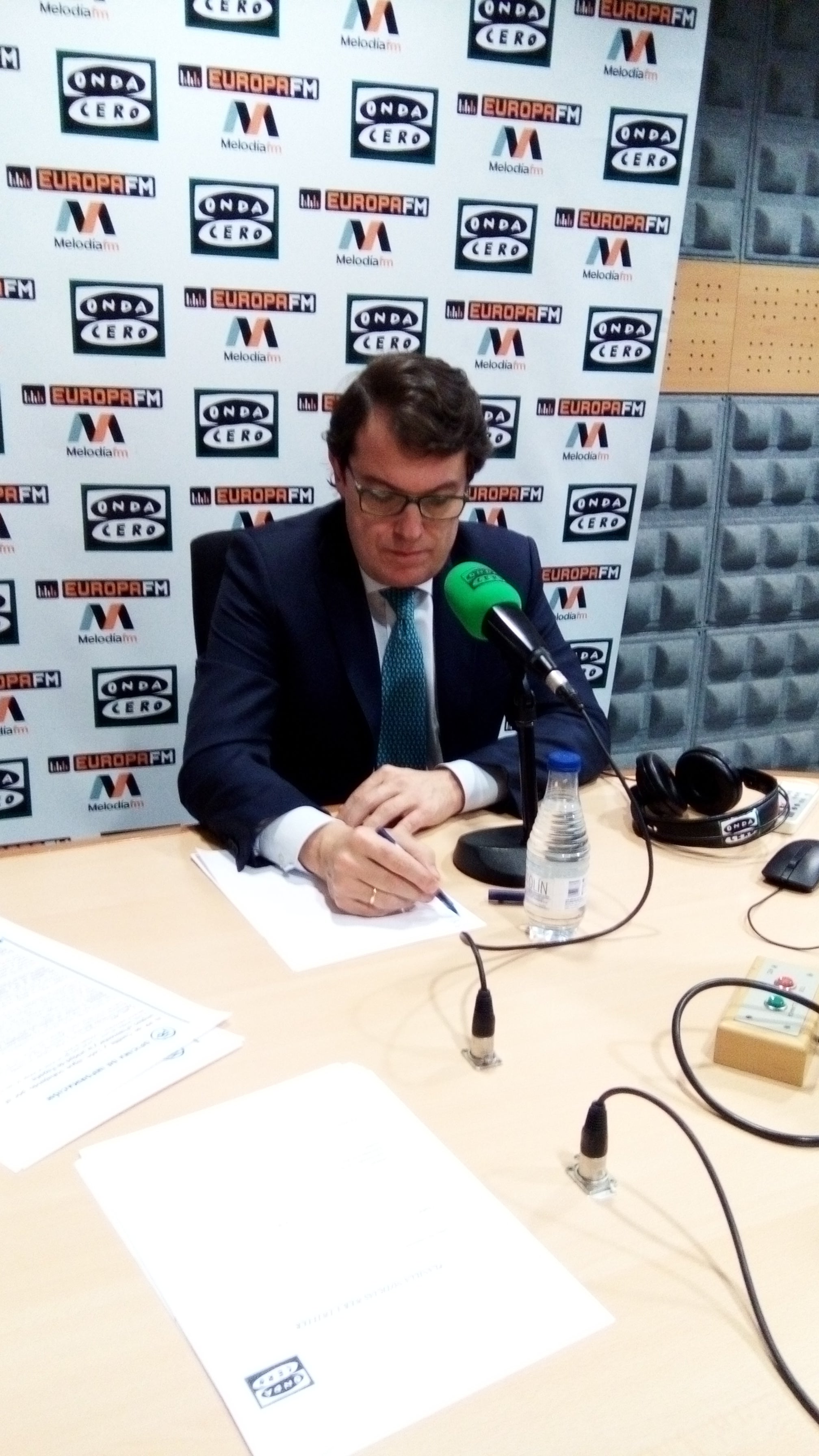 Fernández Mañueco: "La democracia española saldrá reforzada ante el desafío soberanista" Fernández Mañueco: "La democracia española saldrá reforzada ante el desafío soberanista"