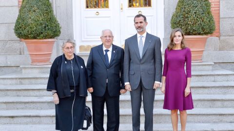 Los Reyes con el presidente de Israel, Reuv&eacute;n Rivlin, y su esposa, Nechama