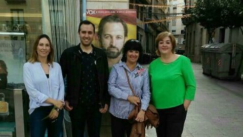 Miembros del Comit&eacute; Ejecutivo Provincial de VOX en la Pla&ccedil;a de Baix de Elche