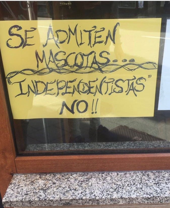 El polémico cartel de una cafetería en Gijón: "Se admiten mascotas, independentistas no" El polémico cartel de una cafetería en Gijón: "Se admiten mascotas, independentistas no"