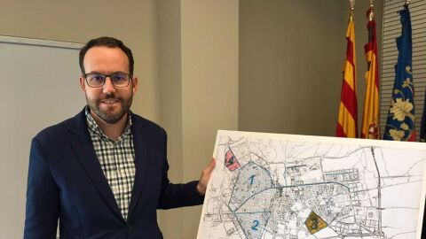 El concejal H&eacute;ctor D&iacute;ez muestra el plano con las zonas en las que se va a actuar