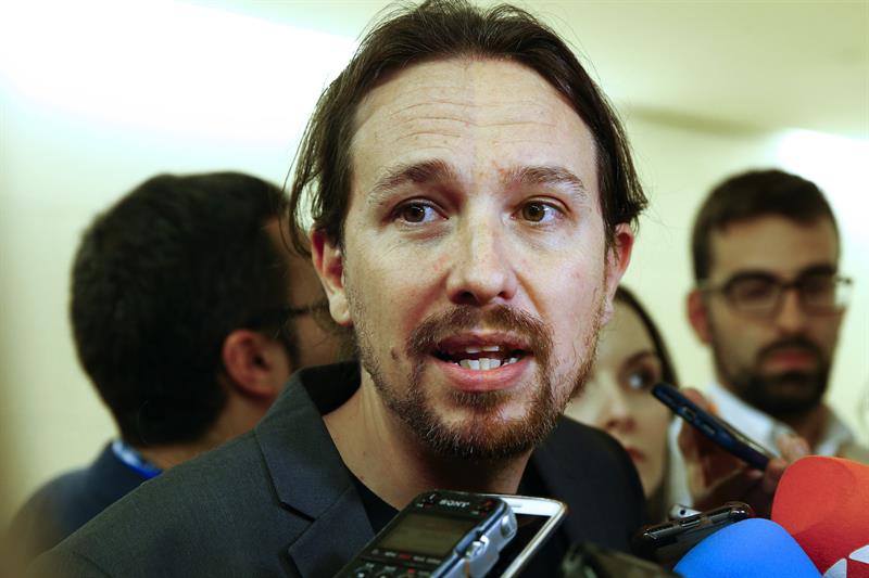 Iglesias ve "indecente" la decisión de Llarena: "El conflicto catalán se debe resolver con diálogo y escucha, no a la fuerza" Iglesias ve "indecente" la decisión de Llarena: "El conflicto catalán se debe resolver con diálogo y escucha, no a la fuerza"