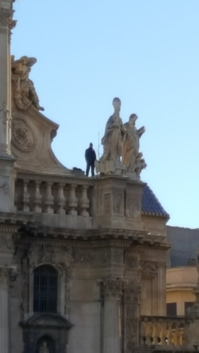 Un hombre se sube a la fachada de la Catedral de Murcia y amenaza con tirarse Un hombre se sube a la fachada de la Catedral de Murcia y amenaza con tirarse