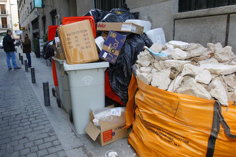 Los sindicatos convocan una huelga de recogida de basuras en Madrid el día 19 Los sindicatos convocan una huelga de recogida de basuras en Madrid el día 19