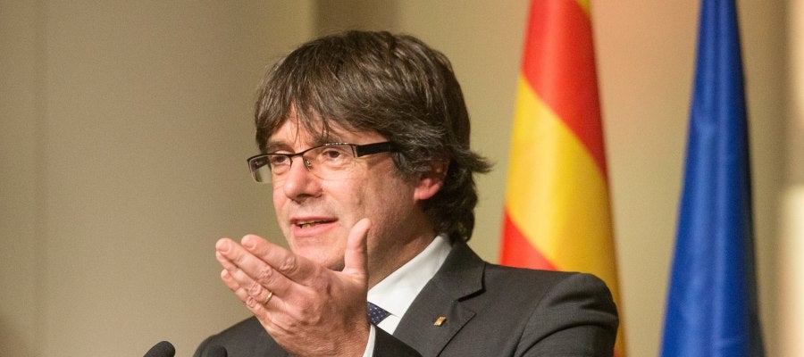 Carles Puigdemont, en un acto con alcaldes independentistas Carles Puigdemont, en un acto con alcaldes independentistas