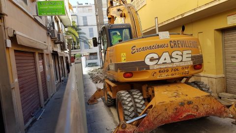 Maquina perforando el pavimiento en la Plaza de la Fruita de Elche