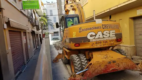 Maquina perforando el pavimiento en la Plaza de la Fruita de Elche Maquina perforando el pavimiento en la Plaza de la Fruita de Elche