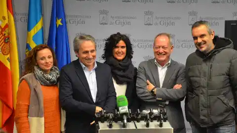 Representantes de IU y la Unión de Comerciantes del Principado Rueda de prensa tras reunirse