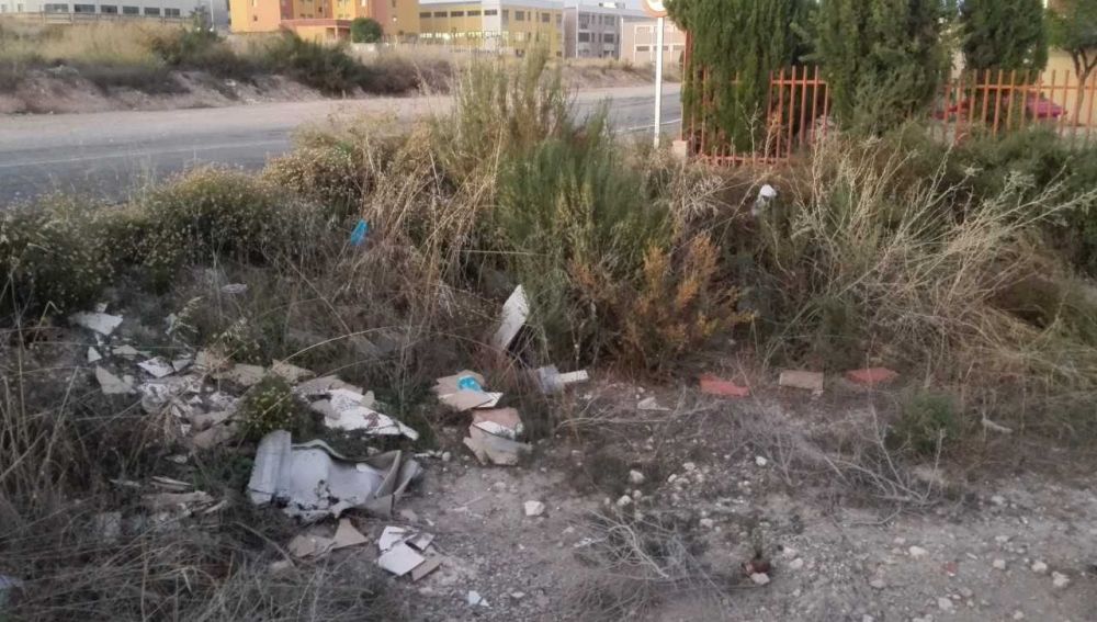 Basura acumulado junto a la Escuela Municipal Don Crispín de Elche