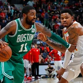 Kyrie Irving maneja el balón en un partido con los Celtics Kyrie Irving maneja el balón en un partido con los Celtics
