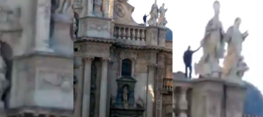 Un hombre subido a la catedral de Murcia el pasado mes de noviembre Un hombre subido a la catedral de Murcia el pasado mes de noviembre