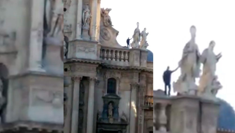 Un hombre subido a la catedral de Murcia el pasado mes de noviembre