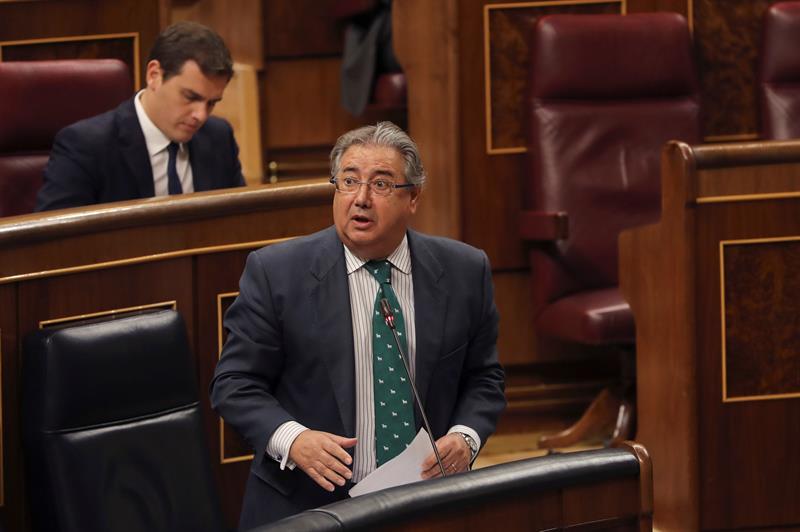 Zoido no ve "incidencias importantes, ni incidentes graves" en la huelga en Cataluña Zoido no ve "incidencias importantes, ni incidentes graves" en la huelga en Cataluña