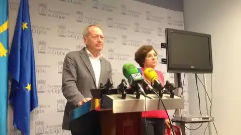 Aurelio Martín y Ana Castaño, concejales de IU en Gijón Rueda de prensa para valorar el proyecto presupuestario de 2018
