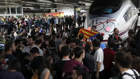 Varias decenas de manifestantes, la mayoría de ellos estudiantes, han cortado seis vías del AVE de la estación de Sants de Barcelona Varias decenas de manifestantes, la mayoría de ellos estudiantes, han cortado seis vías del AVE de la estación de Sants de Barcelona