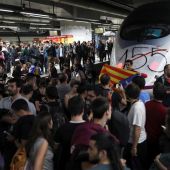Varias decenas de manifestantes, la mayoría de ellos estudiantes, han cortado seis vías del AVE de la estación de Sants de Barcelona