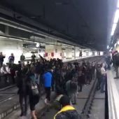 Manifestantes independentistas 'invaden' las vías del AVE en la estación de Sants