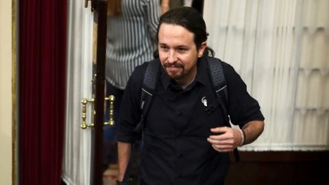 El l&iacute;der de Podemos, Pablo Iglesias, a su llegada al pleno del Congreso 