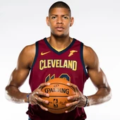 Walter Tavares posa con la camiseta de Cleveland Cavaliers Walter Tavares posa con la camiseta de Cleveland Cavaliers