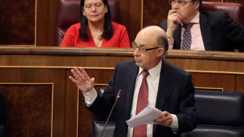 El ministro de Hacienda, Crist&oacute;bal Montoro, interviene en la sesi&oacute;n de control al Ejecutivo