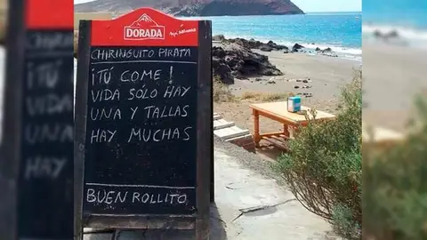Cartel de un chiringuito: "¡Tú come! vida solo hay una y tallas hay muchas" Cartel de un chiringuito: "¡Tú come! vida solo hay una y tallas hay muchas"
