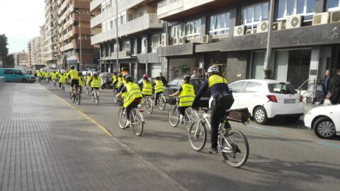 Un grupo de ciclistas circulando por el centro de Elche